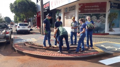 PROJETO FLORIR- Canteiros centrais de Palotina estão recebendo novas mudas de flores