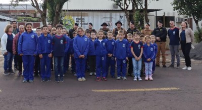 Alunos fazem homenagem aos 169 anos da Polícia Militar