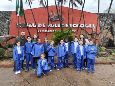 Alunos da Escola Municipal Leonardo Da Vinci visitam Museu de Paleontologia em Cruzeiro do Oeste