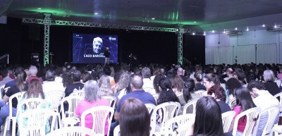 Caco Barcellos expõe vivência profissional em palestra da Conexão Acipa