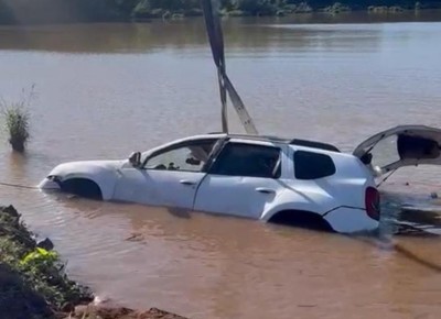 Maripá- Três pessoas são detidas após condutor perder direção e veículos roubados caírem em açude 