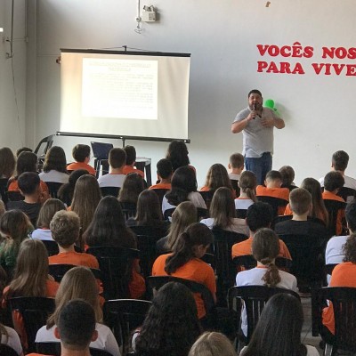 Colégio Ceeduc realiza palestra sobre bullying com conselheiro tutelar