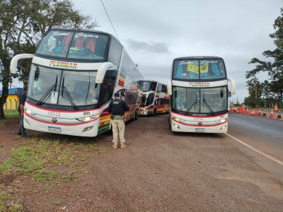 PRF acompanha e fiscaliza ônibus Argentinos que transportam torcedores para o jogo da final da Copa Libertadores no Rio de Janeiro