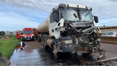 Caminhões se envolvem em acidente na BR 277 em Cascavel