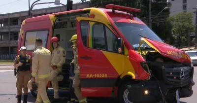 Bombeiros ficam feridos após ambulância com paciente bater contra carro em Foz do Iguaçu