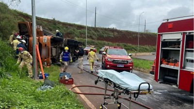 Homem fica em estado grave após caminhão tombar na BR 163 em Cascavel