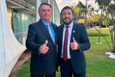 Deputado Adriano José entrega título de Cidadão Honorário do Paraná ao ex Presidente Bolsonaro