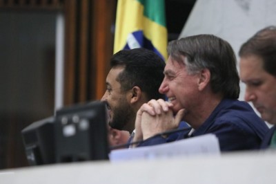 Deputado Adriano José Entrega Título De Cidadão Honorário A Bolsonaro