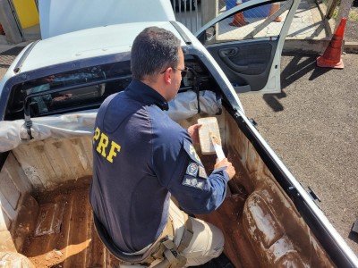 PRF apreende 41 kg de pasta base de cocaína em Mauá da Serra.