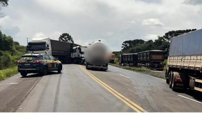 Caminhões batem e interditam parcialmente a BR 277 em Guarapuava