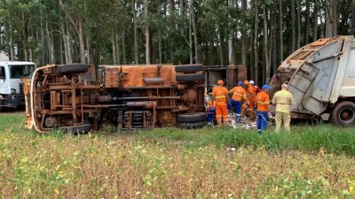 Caminhão da coleta de lixo tomba e deixa um ferido na PR 486 em Cascavel