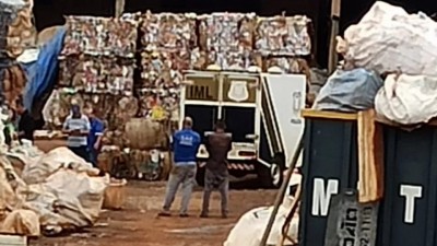 Fardo de papelão cai e mata trabalhador em Toledo