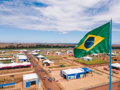 Empresa apresenta máquina autônoma em dia de campo