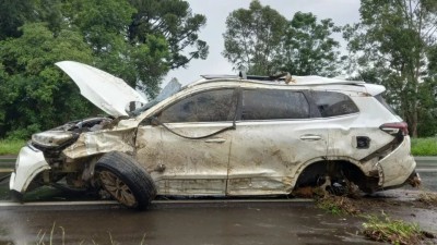 Motorista capota carro alugado na BR 373 em Ponta Grossa