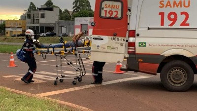 Motociclista fica ferido em acidente com caminhão na marginal da BR 277