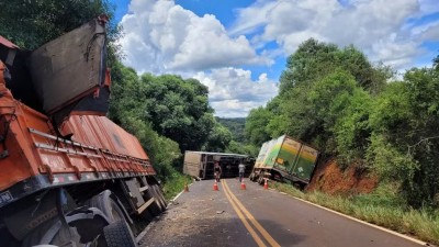 Acidente entre três caminhões e um carro deixa um ferido e interdita PR-364, em Guarapuava