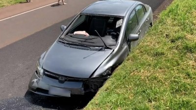 Motorista perde controle e bate o carro na PRc 467 em Cascavel