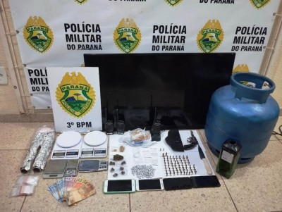 Em Pato Branco, Polícia Militar apreende arma de fogo e drogas no bairro São João; quatro pessoas acabaram detidas