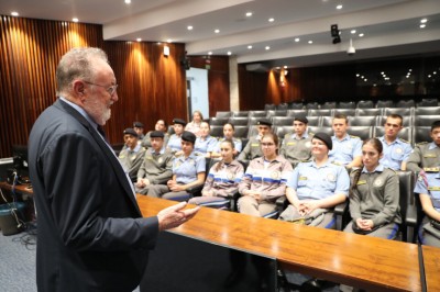 Colégio da Polícia Militar visita a Assembleia