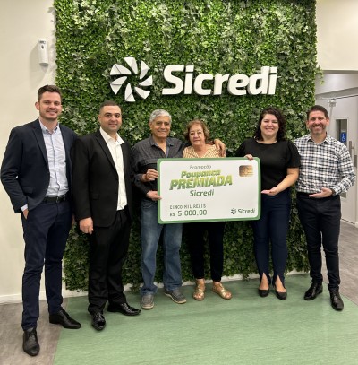 Sicredi Vale do Piquiri Abcd PR/SP entrega prêmio da Promoção Poupança Premiada a associado de São Caetano do Sul (SP)