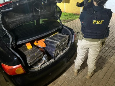 PRF apreende 393 quilos de maconha em carro que transitava com faróis apagados à noite em Santa Tereza do Oeste (PR)
