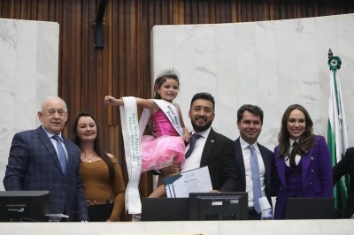 Deputado Adriano José Entrega Menção Honrosa A Milena Rayzel Simioni, Mini Miss Curitiba E Paraná