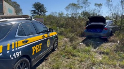 Após 15 km de fuga, PRF recupera automóvel roubado
