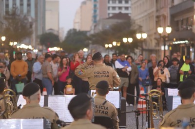 Polícia Militar encanta o público na Boca Maldita com Banda da PMPR e exposição de viaturas