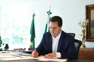 Ratinho Junior autoriza promoções e progressões para 51 mil servidores estaduais