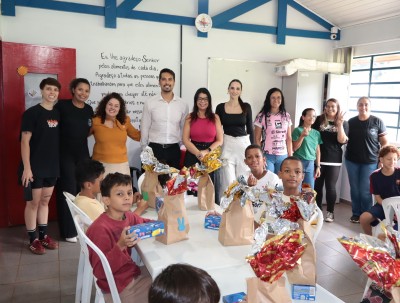 Crianças da Unidade Conviver recebem chocolates da OAB Palotina e CAA