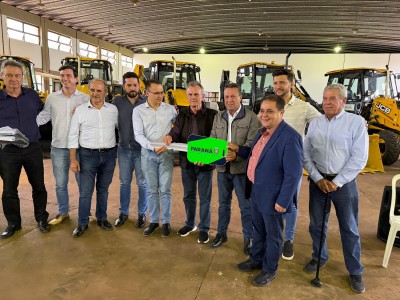 Palotina recebe nova retroescavadeira do Governo do Estado