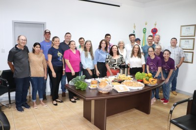 Palotina firma contrato com produtores para garantir alimentação escolar de qualidade com produtos da agricultura familiar
