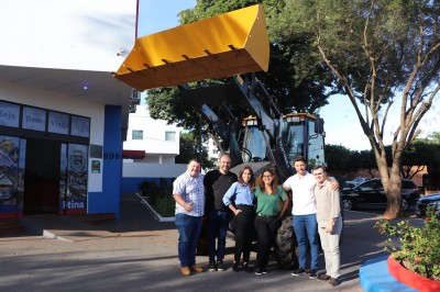 Palotina recebe retroescavadeira para fortalecer o agronegócio