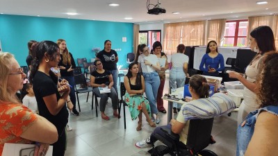 Curso básico de maquiagem do Senac envolve mulheres na Assistência Social