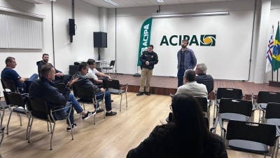 Empresários são orientados sobre normas de uso de calçadas e vagas de estacionamento em Palotina