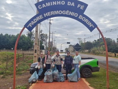 Agentes de endemias realizam ação de limpeza às margens da PR-364 no Caminho da Fé 