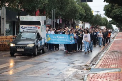 Caminhada em defesa das escolas especializadas reúne comunidade e lideranças em Palotina