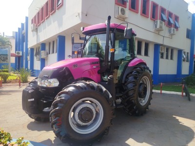Trator Rosa da Agricase é destaque na Prefeitura de Palotina em apoio ao Outubro Rosa