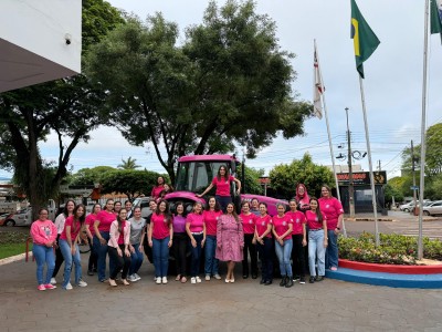 Servidoras do Paço Municipal aderem ao Outubro Rosa e posam ao lado do Trator Rosa da Agricase