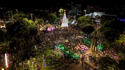 Papai Noel chega a Palotina e abre oficialmente a temporada de Natal na Praça Amadeo Piovesan