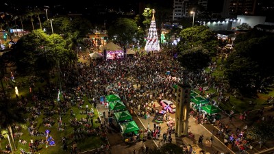 Papai Noel chega a Palotina e abre oficialmente a temporada de Natal na Praça Amadeo Piovesan