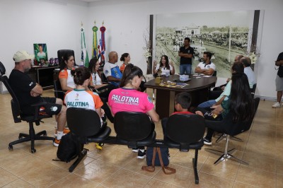Prefeito recebe equipe de futsal feminino e destaca conquistas da temporada 2025