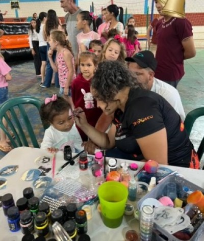 Distrito de São Camilo recebe evento natalino com chegada do Papai Noel