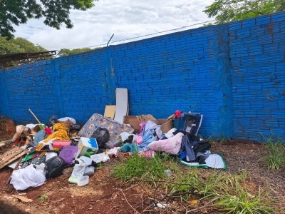 Prefeitura alerta sobre descarte irregular de lixo na região da garagem municipal