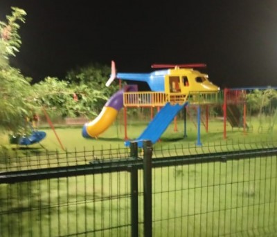 Secretaria de Obras realiza instalação de luminárias no parque infantil de Floresta 