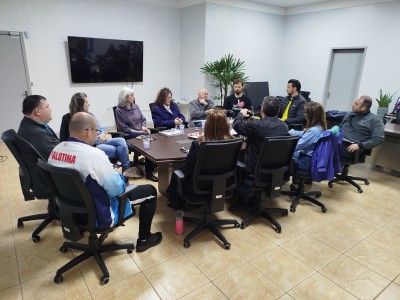 Prefeito Rodrigo Ribeiro e vice-prefeita Judith Sendtko se reúnem com secretários para avaliar ações e planejar novas iniciativas 