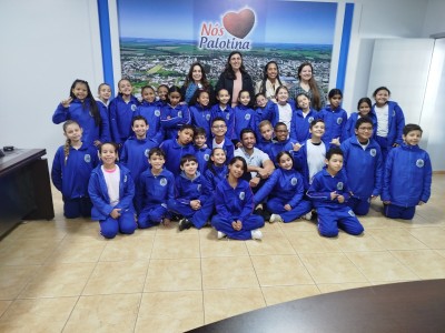 Alunos da Escola Terezinha Giron Agustini conhecem a Prefeitura e aprendem sobre os poderes públicos 