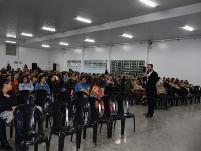Formação reúne profissionais da educação antes do retorno das aulas 