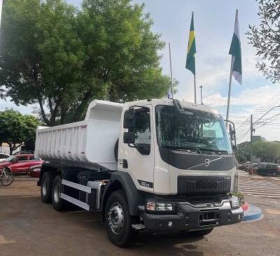 Palotina recebe novo caminhão basculante para reforçar serviços nas estradas rurais