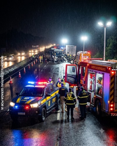 Tragédia na BR-373: acidente entre micro-ônibus e carreta deixa 23 mortos no Paraná
